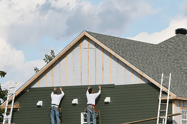 Professional Vinyl Siding technician working in Elizabeth, CO